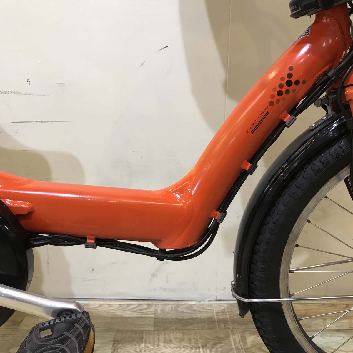 ブリヂストン アンジェリーノ プティット e オレンジ 20インチ KZ002【中古車】