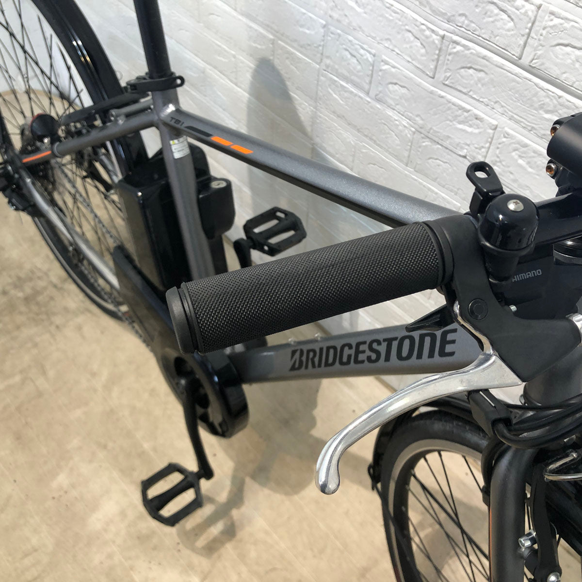 ブリヂストン TB1e グレー 27インチ SR387Y 【中古車】
