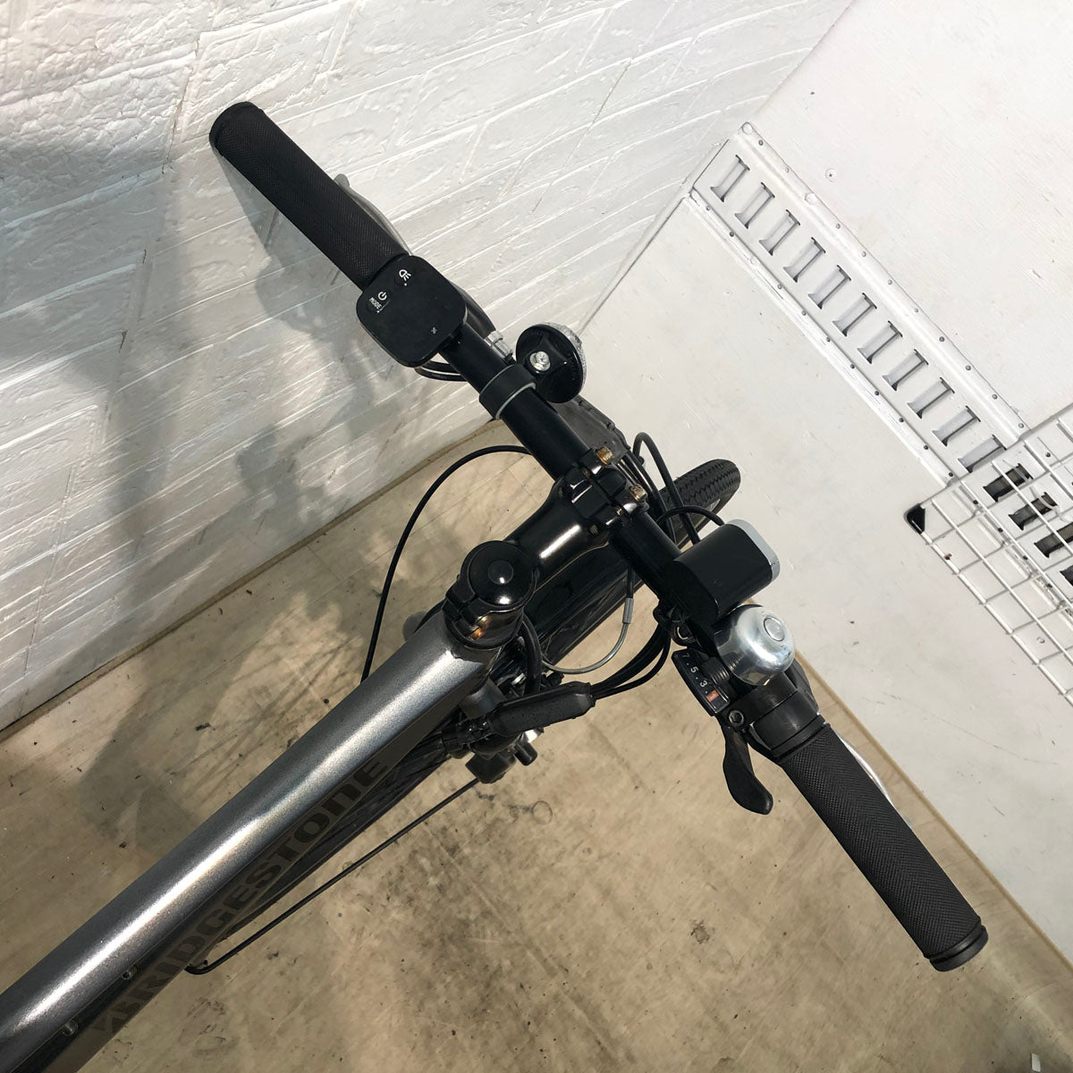 ブリヂストン TB1e グレー 27インチ SR399Y 【中古車】