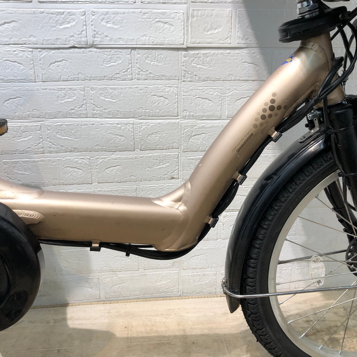 ブリヂストン アンジェリーノ プティット e ゴールド20インチ YQ026【中古車】