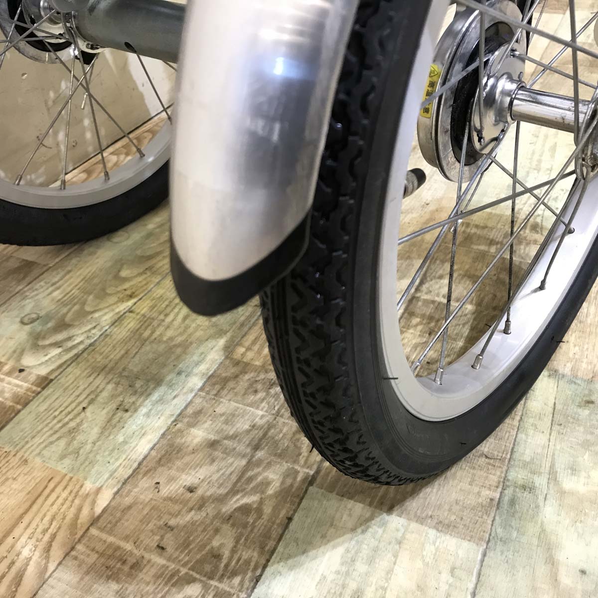 ブリヂストン アシスタワゴン シルバー 前18×後16インチ KW117 【中古車】