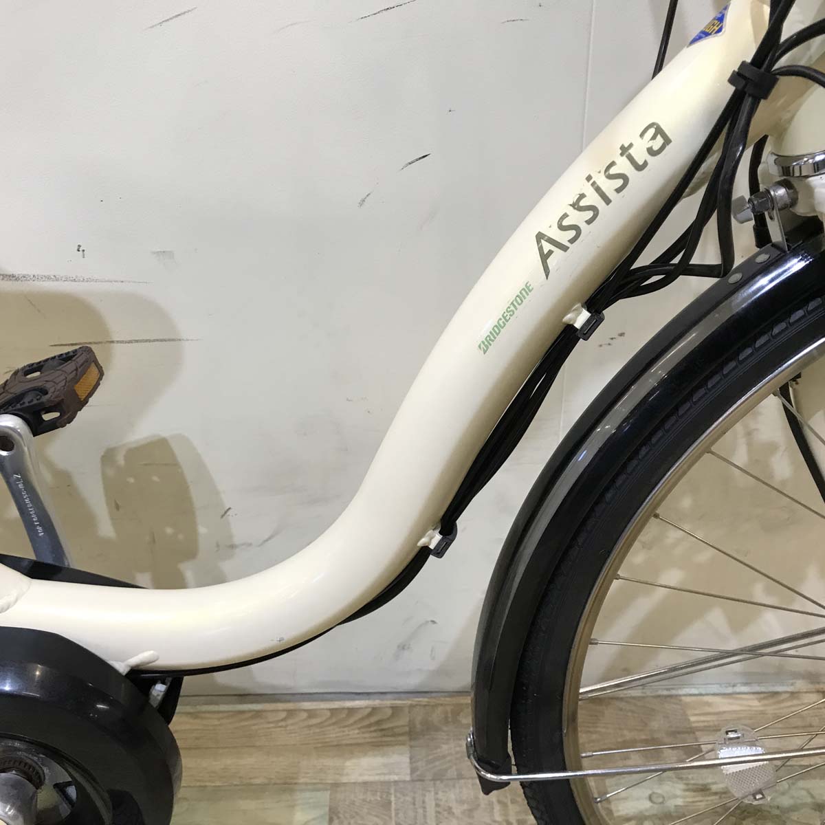 ブリヂストン アシスタ ロイヤル アイボリー ホワイト 26インチ KX080 【中古車】