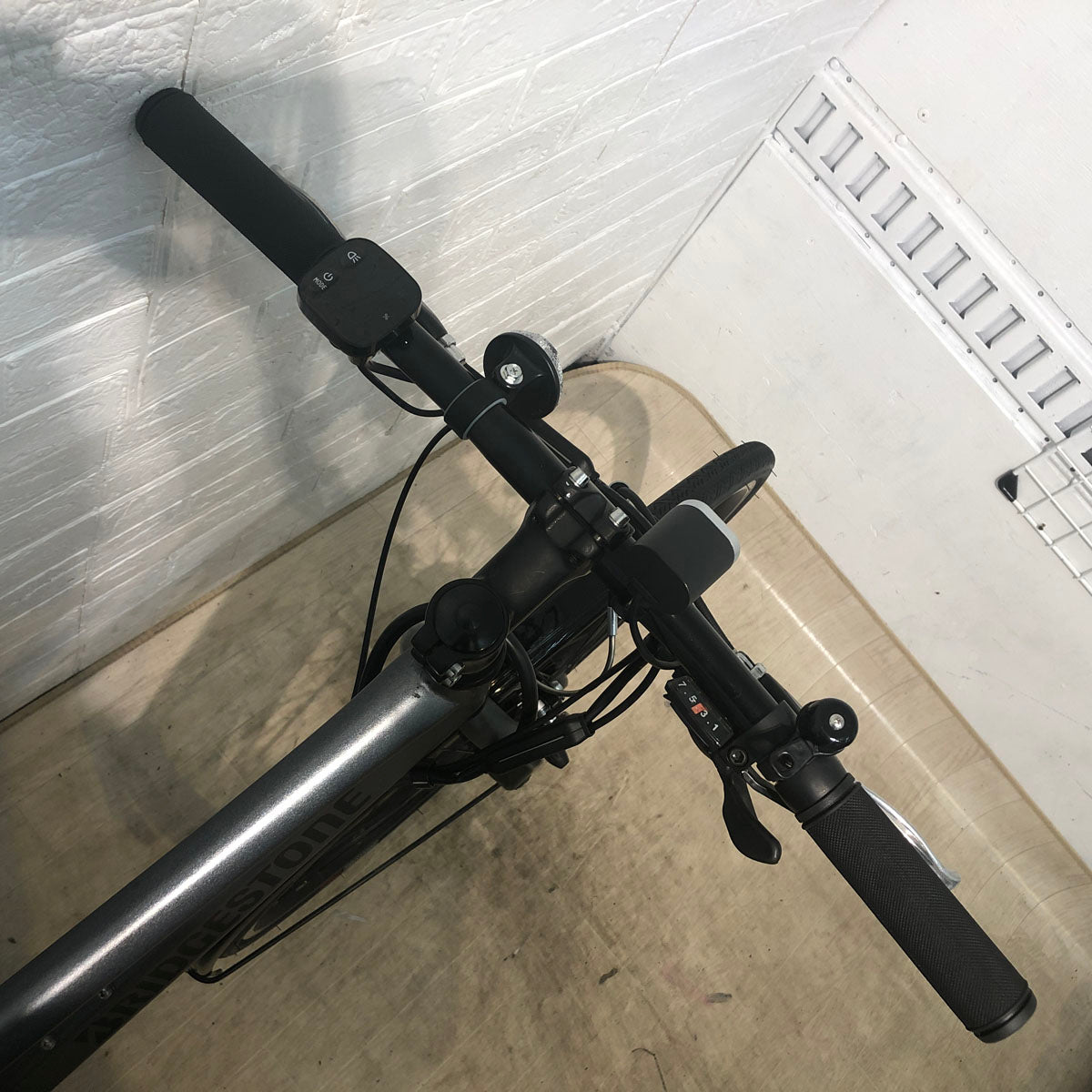 ブリヂストン TB1e グレー 27インチ SR378Y 【中古車】