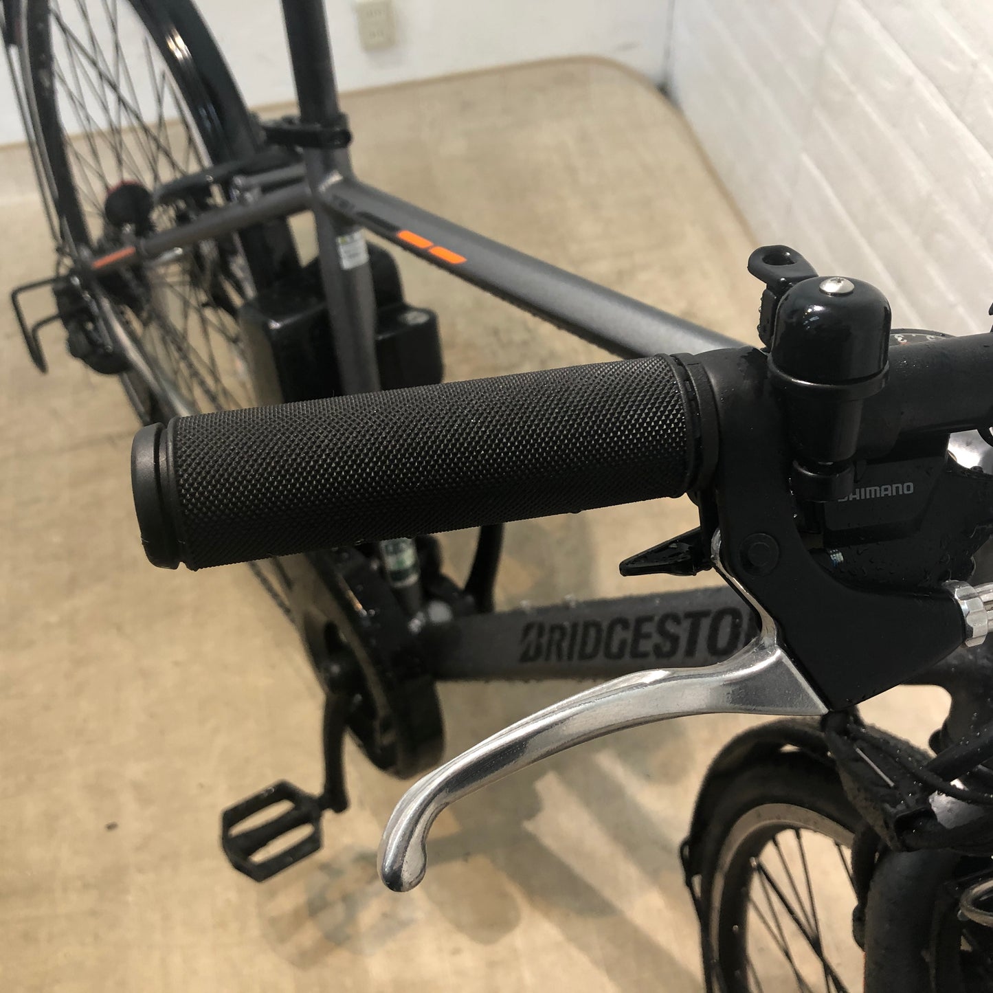 ブリヂストン TB1e グレー 27インチ SR378Y 【中古車】