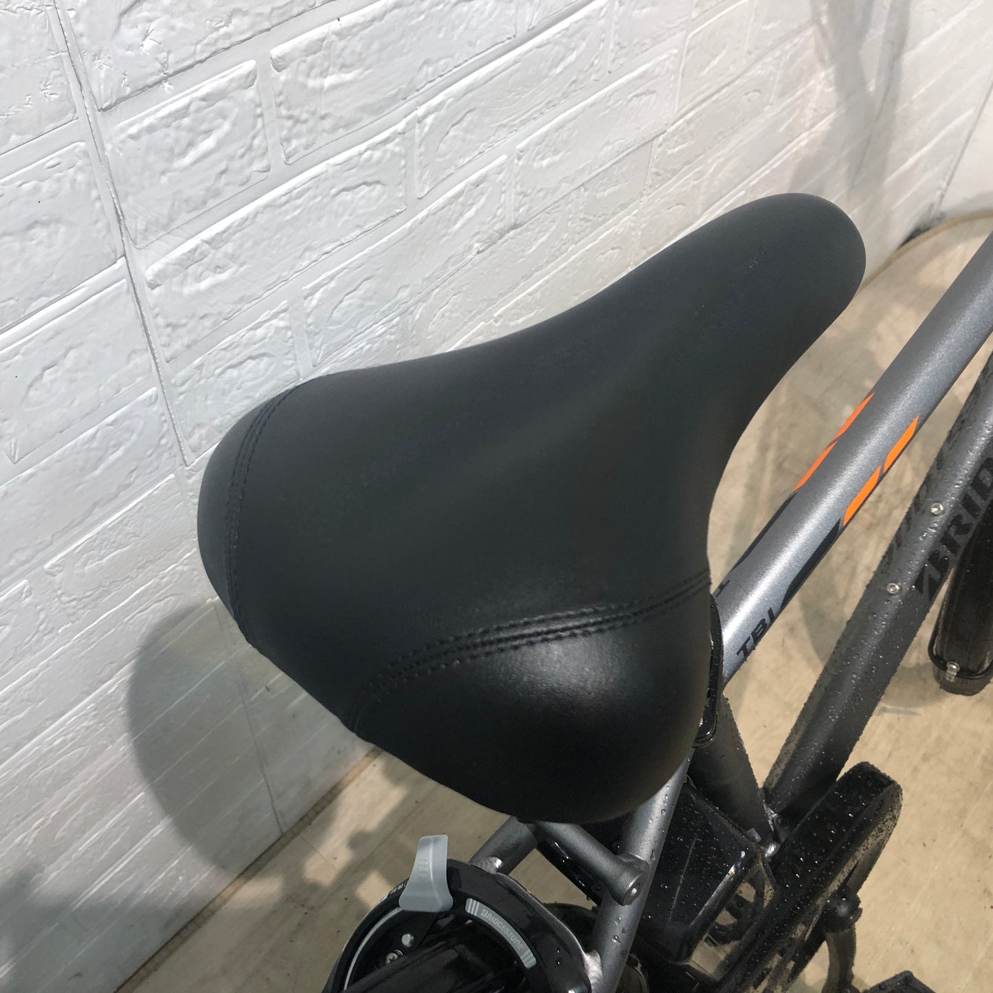 ブリヂストン TB1e グレー 27インチ SR378Y 【中古車】