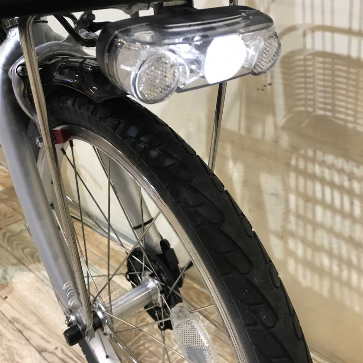 ブリヂストン アシスタ ユニ プレミア シルバー 20インチ KQ008 【中古車】