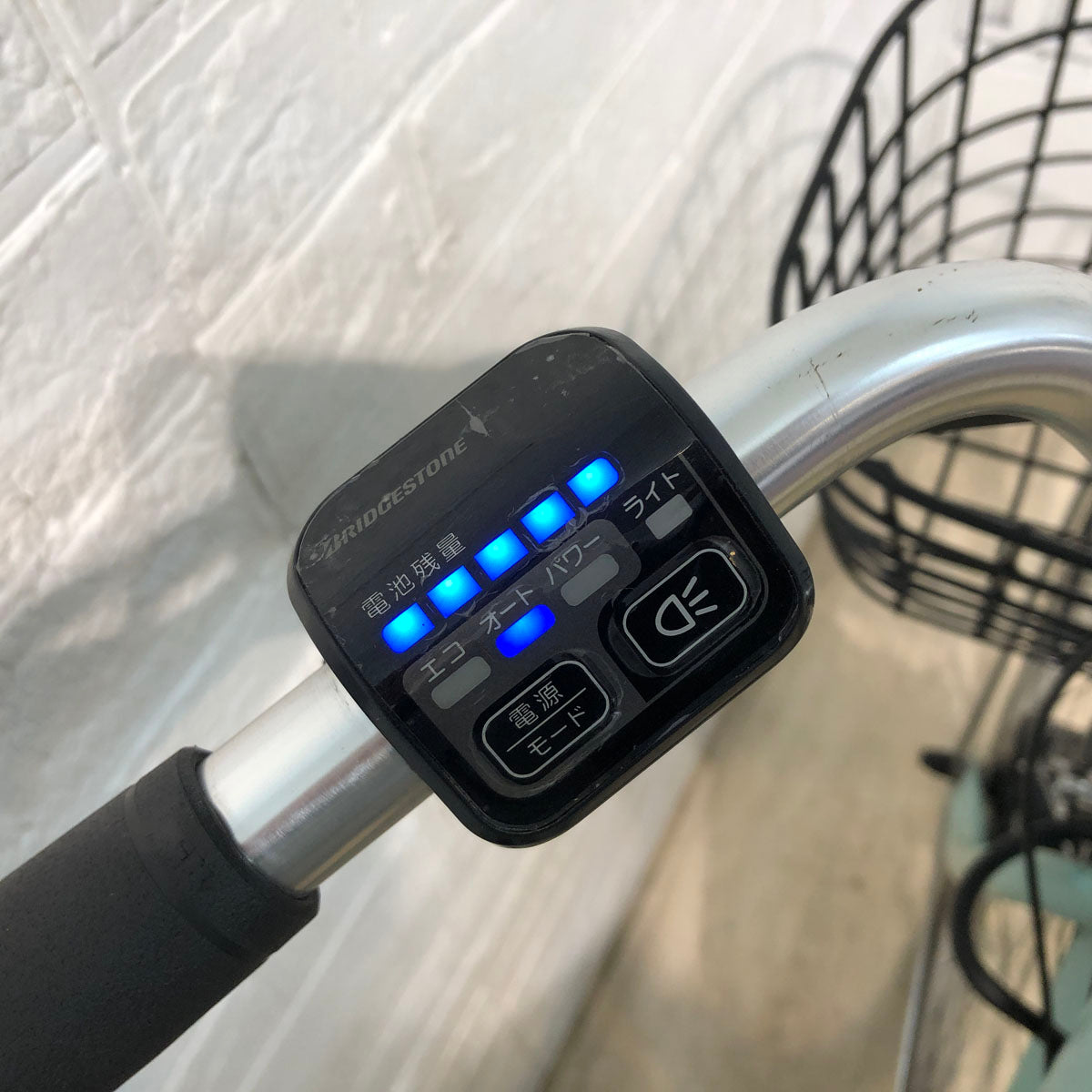 中古自転車３７４２　ブリヂストン　スターロード　２６インチ　３段ギヤ　LEDオートライト　ハンドルロック　キッキーと音がならない後輪ローラーブレーキ錆びにくい部品：ハンドル・リム・ドロヨケ・スポーク・クランク・前ブレーキ a.n.design-works 訳あり大特価 完全組立ヤクシン 自転車 子供用 22