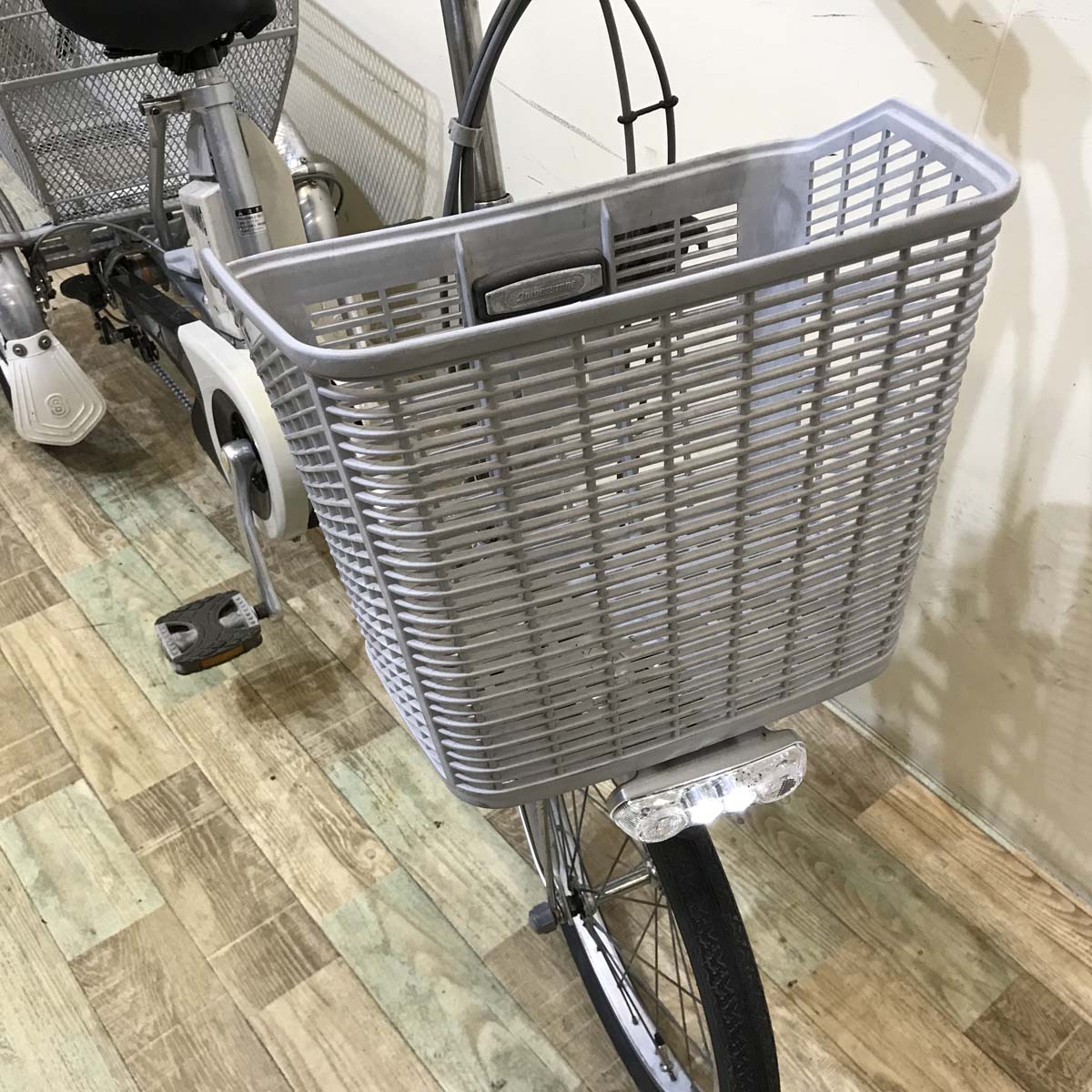 ブリヂストン アシスタ ワゴン シルバー 前18×後16インチ KV001【中古車】