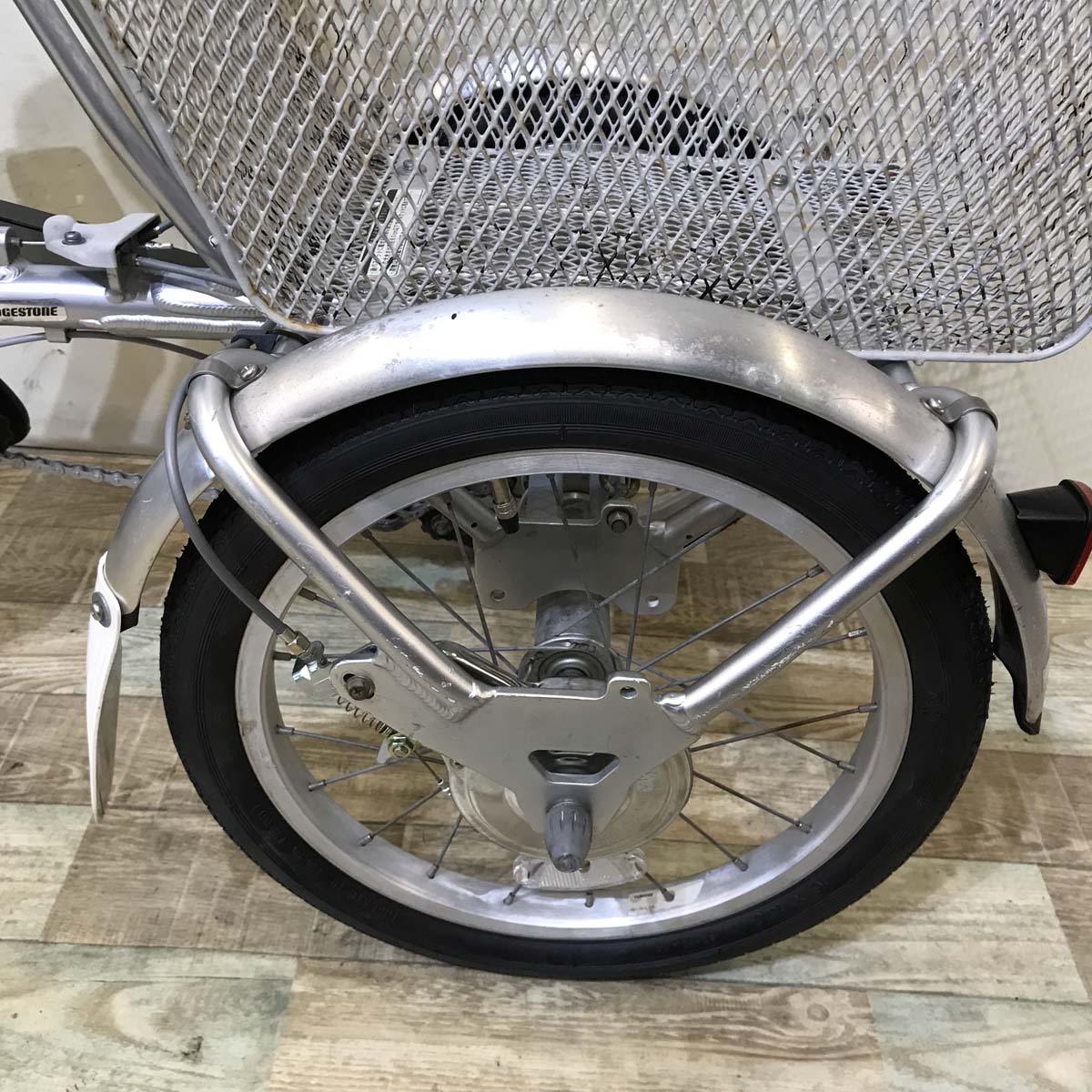 ブリヂストン アシスタ ワゴン シルバー 前18×後16インチ KV001【中古 