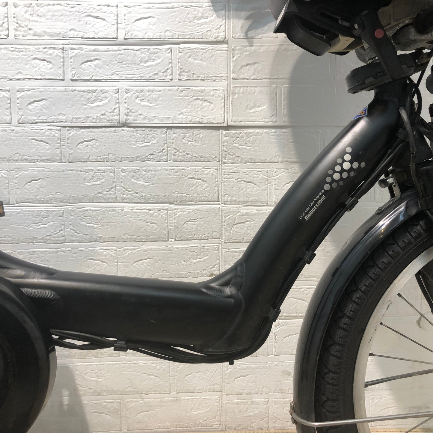 ブリヂストン アンジェリーノ プティット e ブラック 20インチ YO074【中古車】