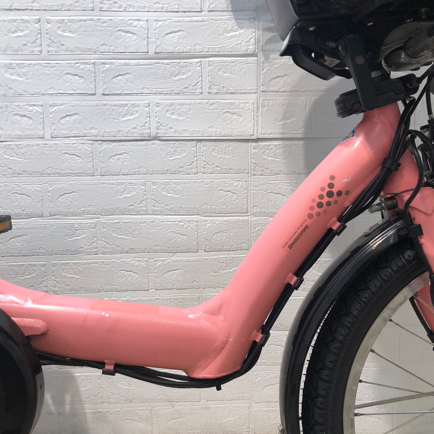 ブリヂストン アンジェリーノ プティット e ピンク 20インチ YO076【中古車】