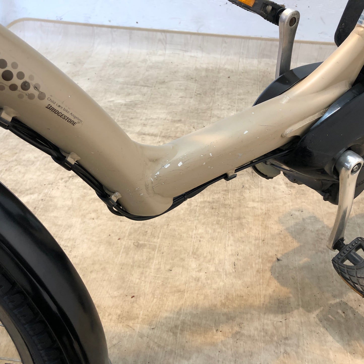 ブリヂストン アンジェリーノ プティット e ベージュ 20インチ YP073【中古車】