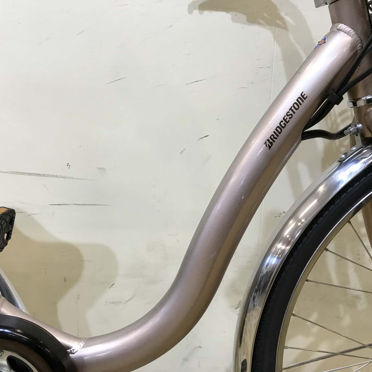 ブリヂストン フロンティア プレシャスベージュ 26インチ KW094 【中古車】