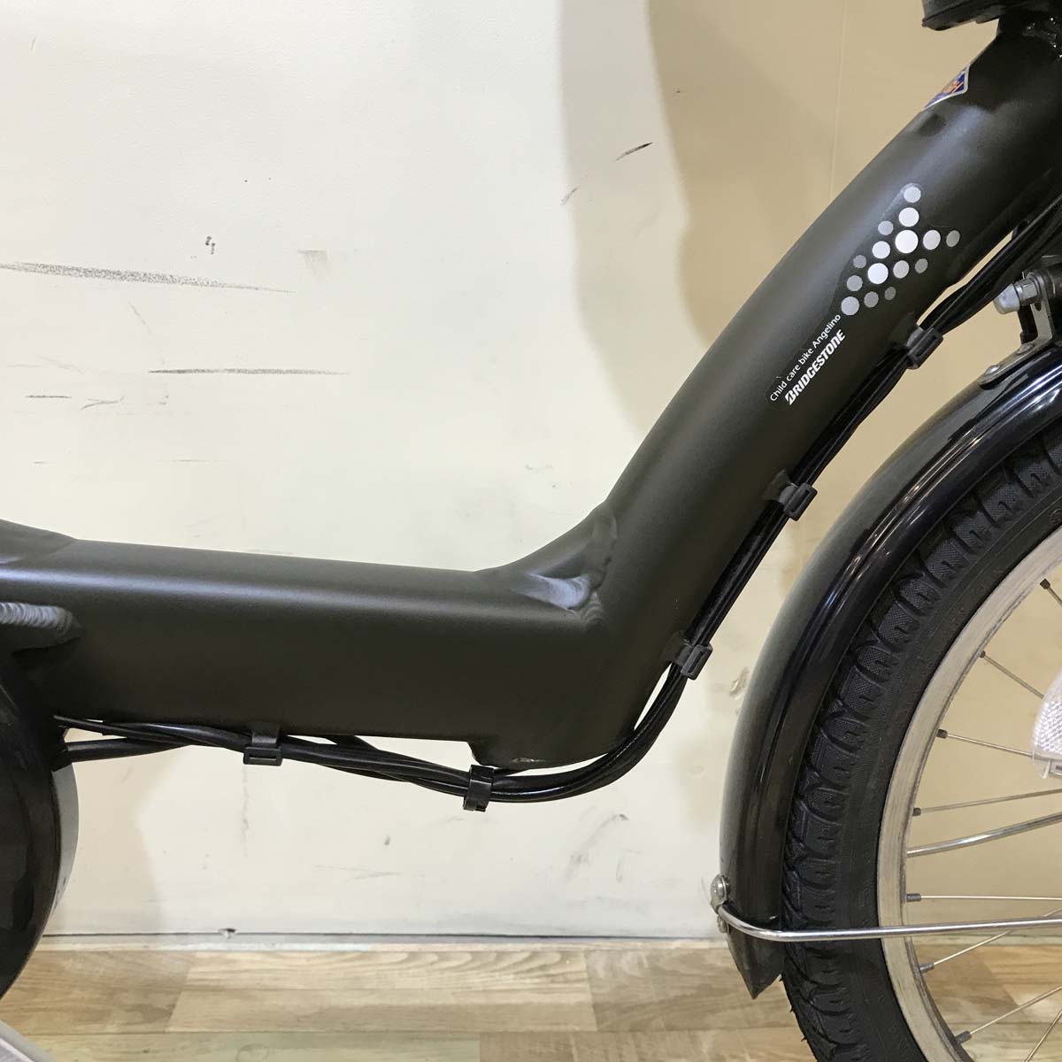 ブリヂストン アンジェリーノ プティット e カーキ 20インチ KW110【中古車】