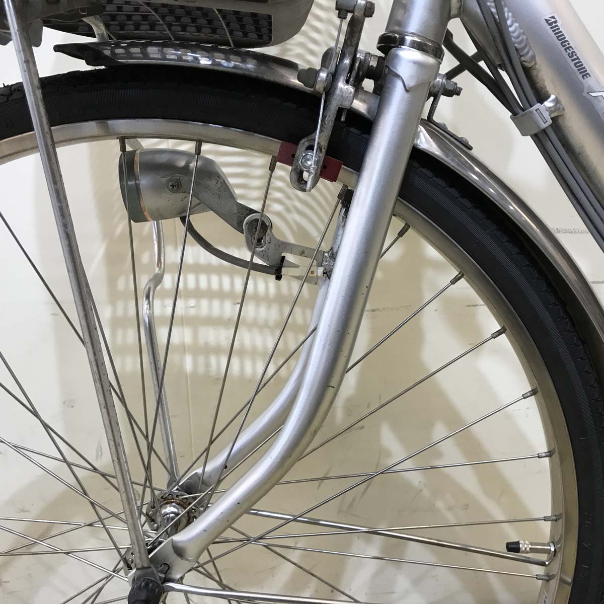 ブリヂストン アシスタ ライト シルバー 26インチ KW111【中古車】