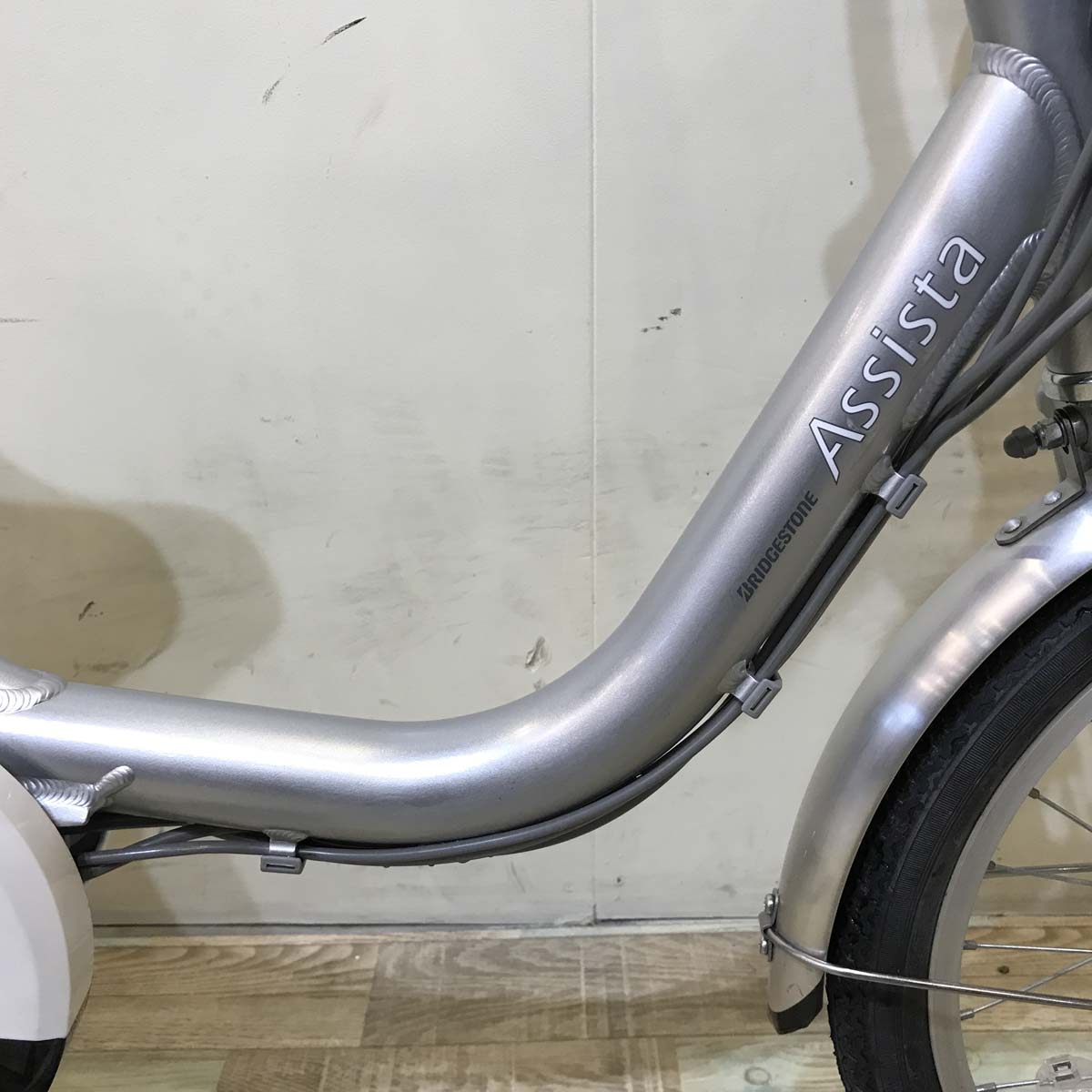 ブリヂストン アシスタワゴン シルバー 前18×後16インチ KW117  【中古車】