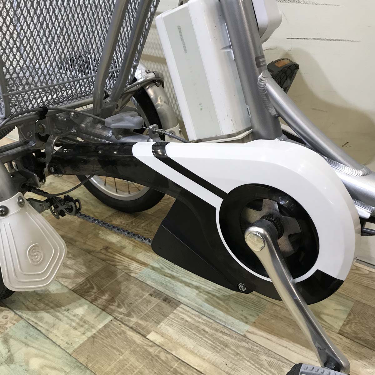 ブリヂストン アシスタワゴン シルバー 前18×後16インチ KW117  【中古車】