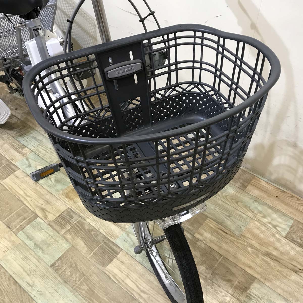 ブリヂストン アシスタワゴン シルバー 前18×後16インチ KW117  【中古車】