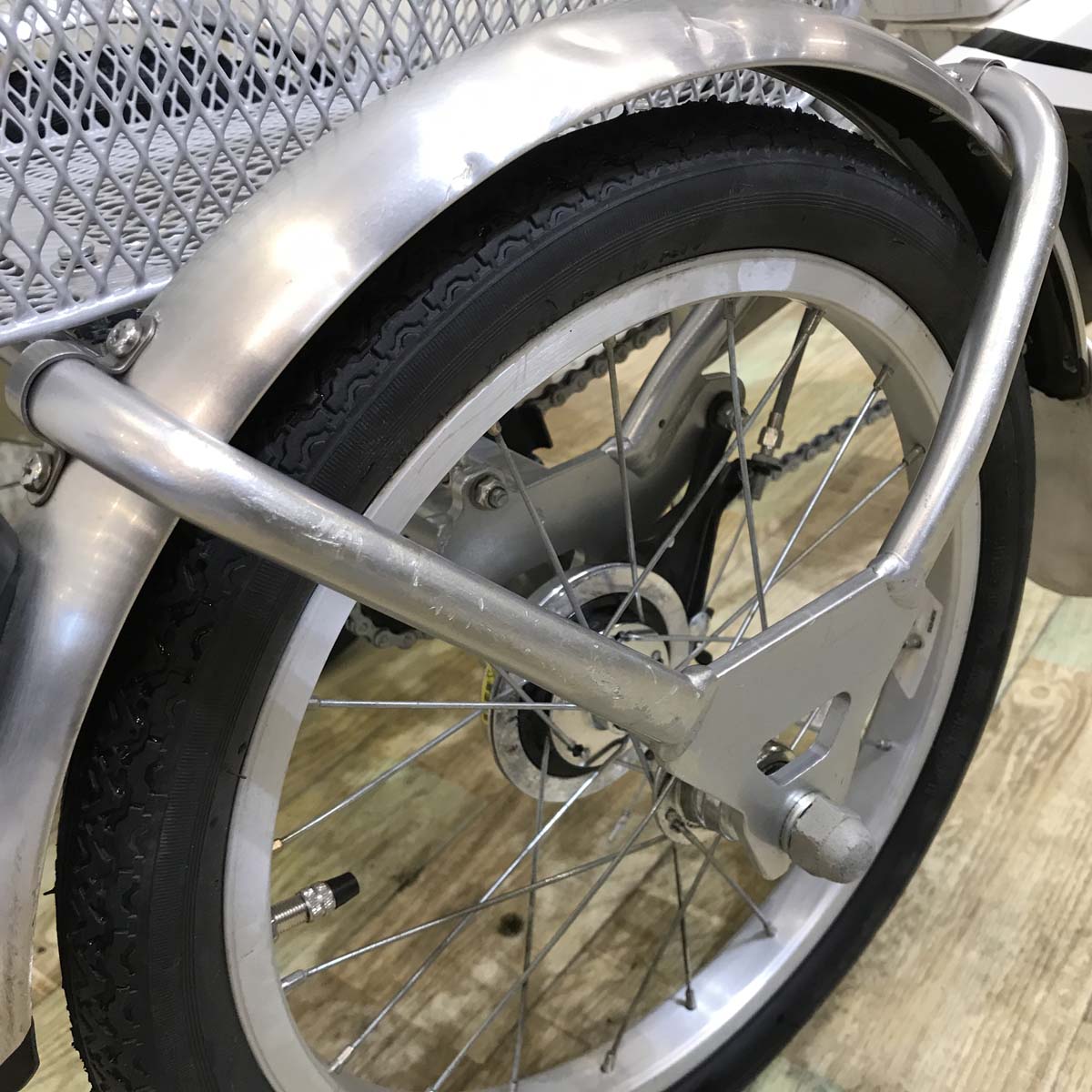 ブリヂストン アシスタワゴン シルバー 前18×後16インチ KW117  【中古車】