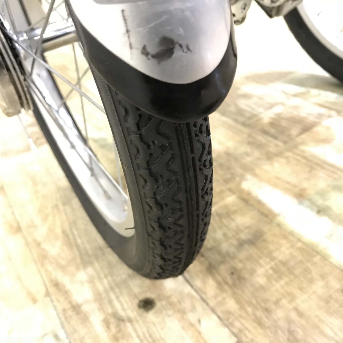 ブリヂストン アシスタワゴン シルバー 前18×後16インチ KW117  【中古車】