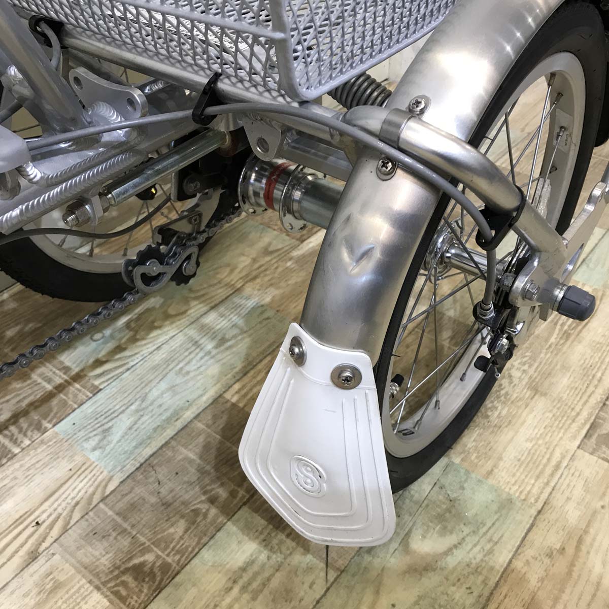 ブリヂストン アシスタワゴン シルバー 前18×後16インチ KW117  【中古車】